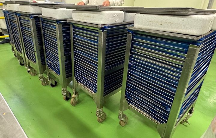 上から15kgもの重しを乗せて、それぞれの層がしっかりと密着するように圧力をかけます