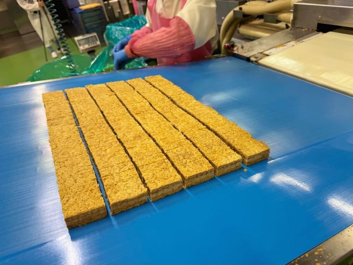 圧着されたミルフィーユはスライサーで精密にカット