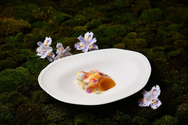 「シェフズ・テーブル by Katsuhito Inoue」のコースメニューの一例、コース 35,000円（税・サ込）〜