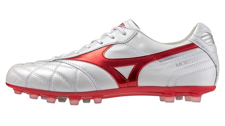 ミズノの最強スパイク『モレリア2』、ブラックとホワイトの定番カラーが登場！待望のAGソール搭載モデルも