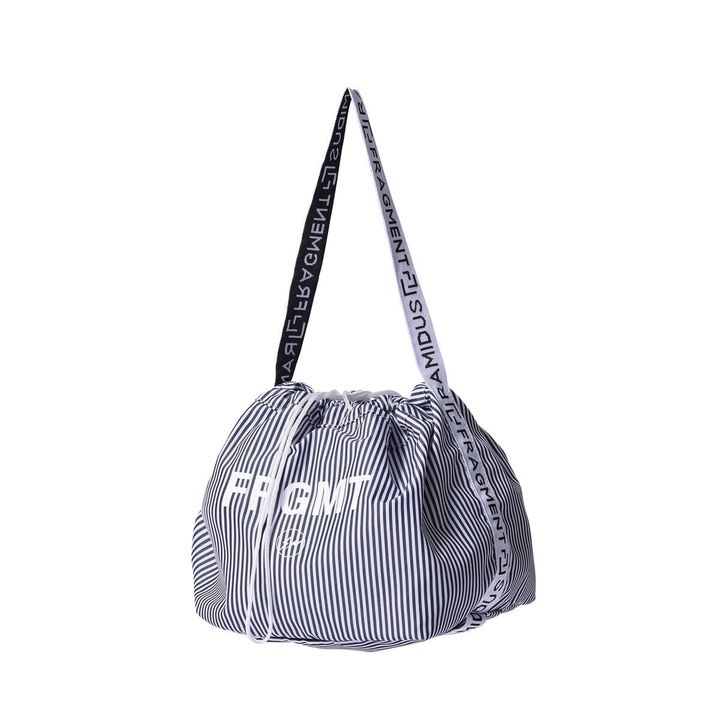 底マチをスクエアに設計することで、美しい⽴体感と安定したフォルムを実現した⼱着型ポーチ。