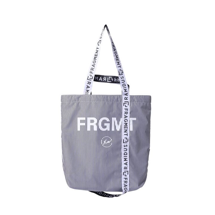 ⼿持ち、肩掛けで使えるマガジンサイズのトートバッグ。