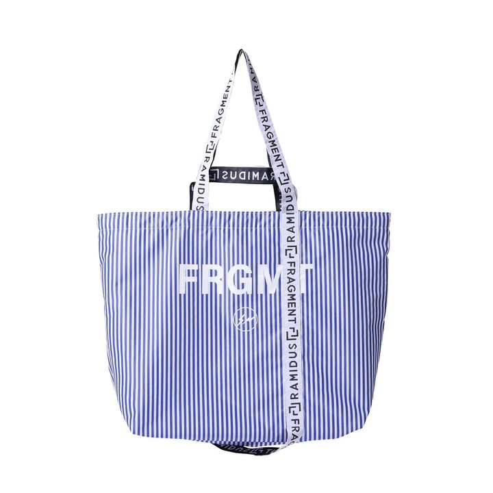 ブランドのアイコンにもなっている定番のRAMIDUS TOTE BAGが3サイズ展開。ほかにも斜め掛け・肩掛けに対応したダブルストラップの SHOULDER BAG、巾着シルエットで小慣れた手提げとして便利なDRAWSTRING POUCH の全5型をブラック、ブルーの2色でラインナップ。