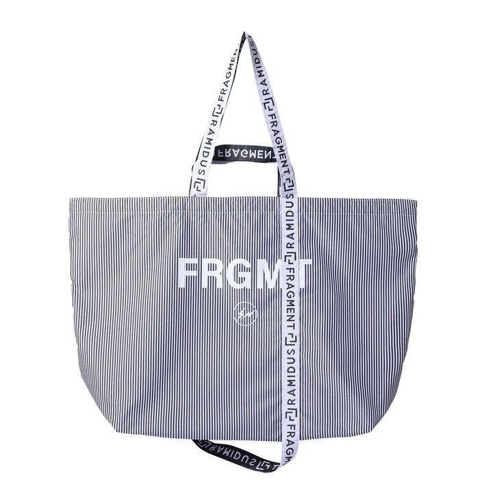 コラボレーションを象徴する fragment design、RAMIDUS のロゴが施されたジャガードテープに加え、FRGMT のレタリングとサンダーマークのプリントを各アイテムに配置。