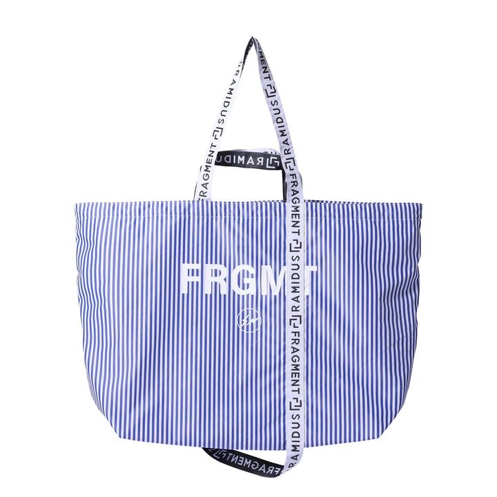 収納⼒が⾼く⼿持ち、肩掛けで使える⼤容量トートバッグ。ストライプ⽣地の魅⼒を最⼤限に活かすため、アウトポケットを設けず、切り替えを最低限に抑えたデザインが特徴となっている。
