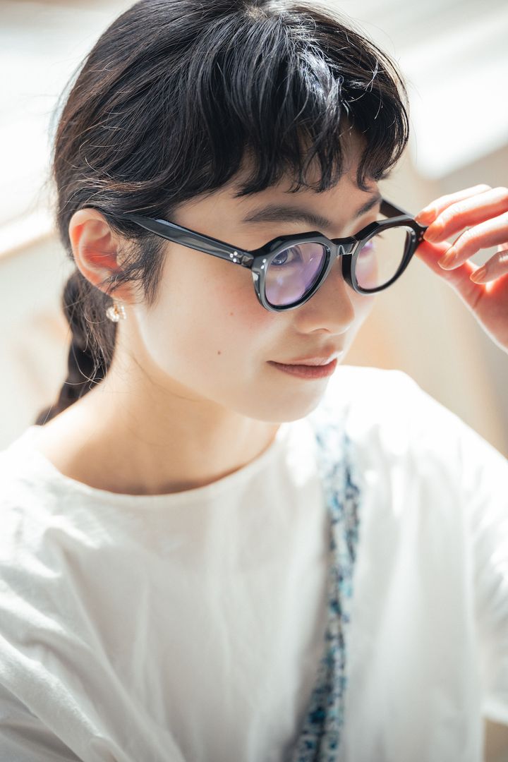 “メガネ”がポイントのおしゃれな装い5選。カジュアルな夏服に上品さを足そう【FUDGE FRIEND おしゃれさんの毎日コーディネート】