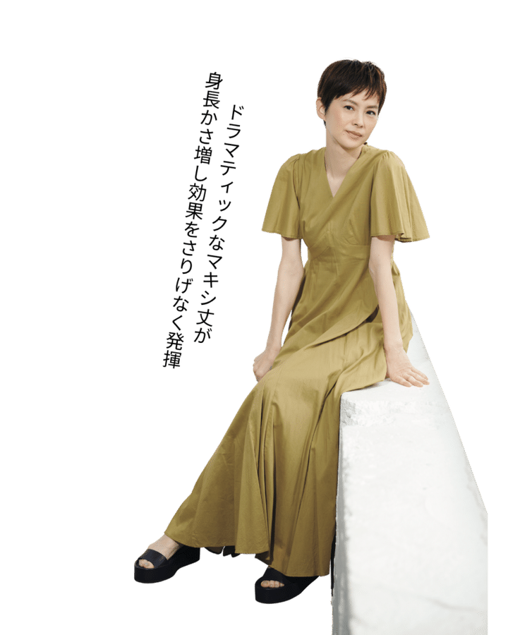 MARIHAのマキシ丈ワンピース Vネック、ベルスリーブ、パネル切り替えなど、スタイルアップの要素が満載のワンピースは、マキシ丈で縦ラインを助長。くるぶし丈は足首部分で分断されて、より低身長に見えがち。足先までしっかり隠してくれるレングスをチョイス。 ワンピース4万1800円（マリハ）サンダル2万8600円（ジェーブイエーエム／プレインピープル青山）