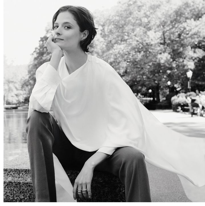 軽やかに纏う、ミニマルシック<br /> 新生カルバン・クライン コレクションを纏うのは、ニューヨークのMCCシアターで上演中の舞台『Trophy Boys（原題）』とドラマシリーズ『ギルデッド・エイジ –ニューヨーク黄金時代-』シーズン3に出演している俳優のルイーザ・ジェイコブソン。