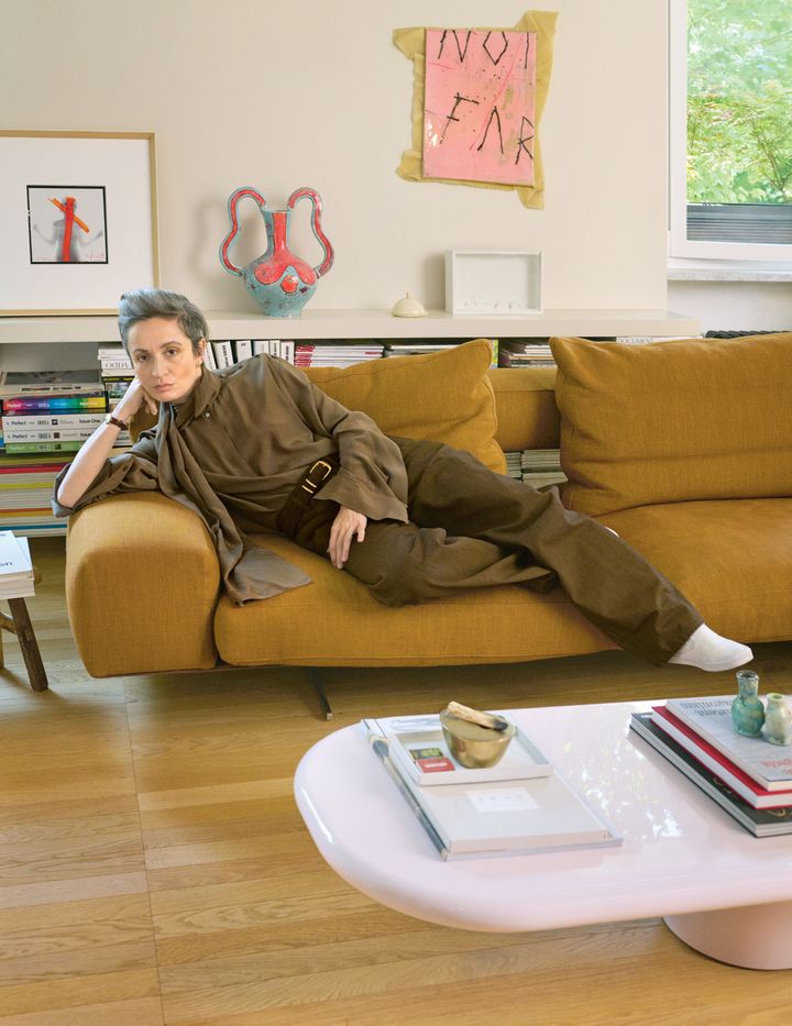 アートに囲まれた暮らし<br /> レオーニのローマの自宅は、これまで集めてきたアート作品であふれている。〈左〉バート・スターン作《Marilyn Monroe Crucifix II》 © BertSternTrust 〈中央〉クリスタベル マクグリービー作 花瓶 〈右上〉ルーク・チズウェル（Tappan）作