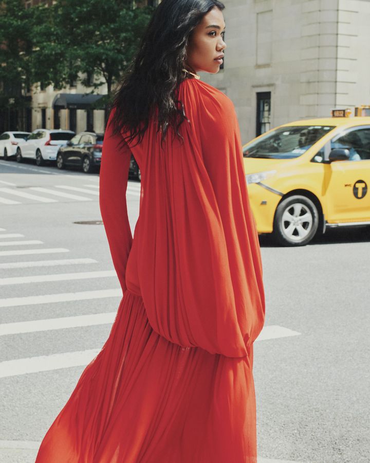 燃えるような赤<br /> 今秋開催されるサブリナ・カーペンターの「ショート・アンド・スウィート」ツアーに出演予定のシンガーソングライターのアンバー・マークが着用するのは、鮮やかなレッドが目を引くカルバン・クライン コレクションのドレス。