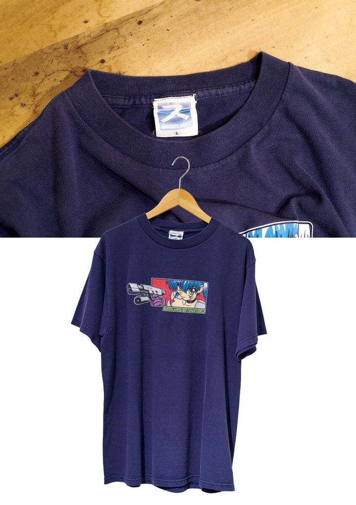 〈フックアップ〉のTシャツ