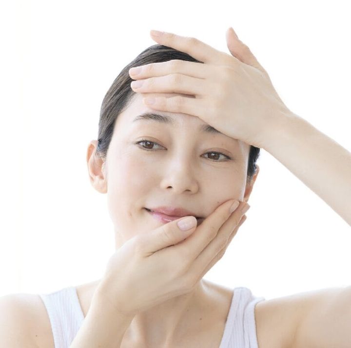 肌のくすみをケアする女性