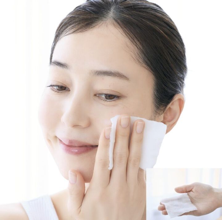 コットンで化粧水をなじませているところ