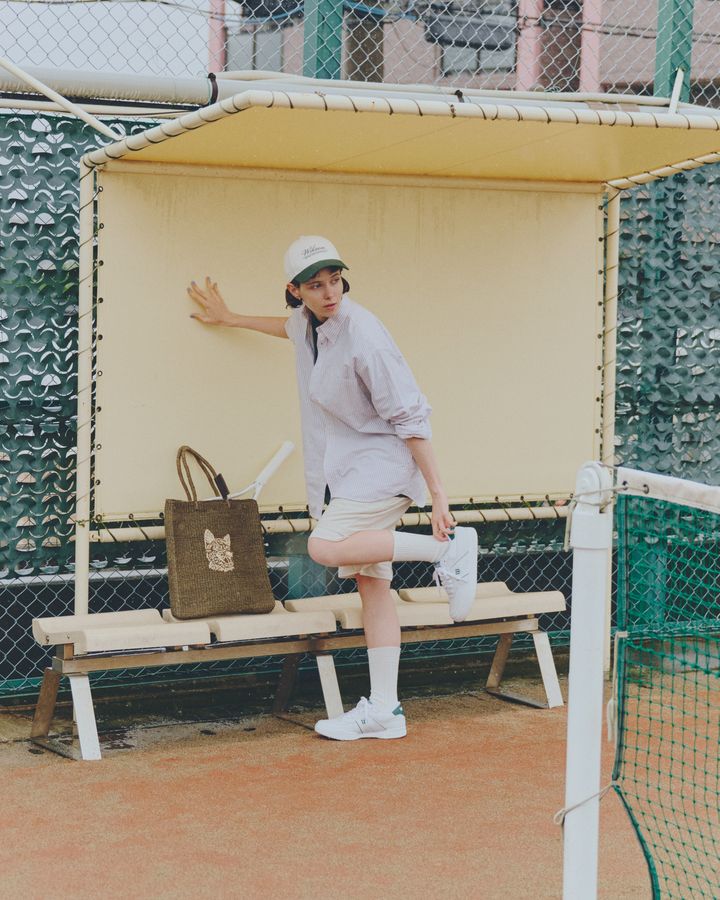 この夏は“足元バランス”が決め手。白ソックス×ショートパンツ、そして《ウイルソン》のスニーカーを。【FUDGE dig.｜白スニーカーと5日間のスタイルゲーム。DAY1 】