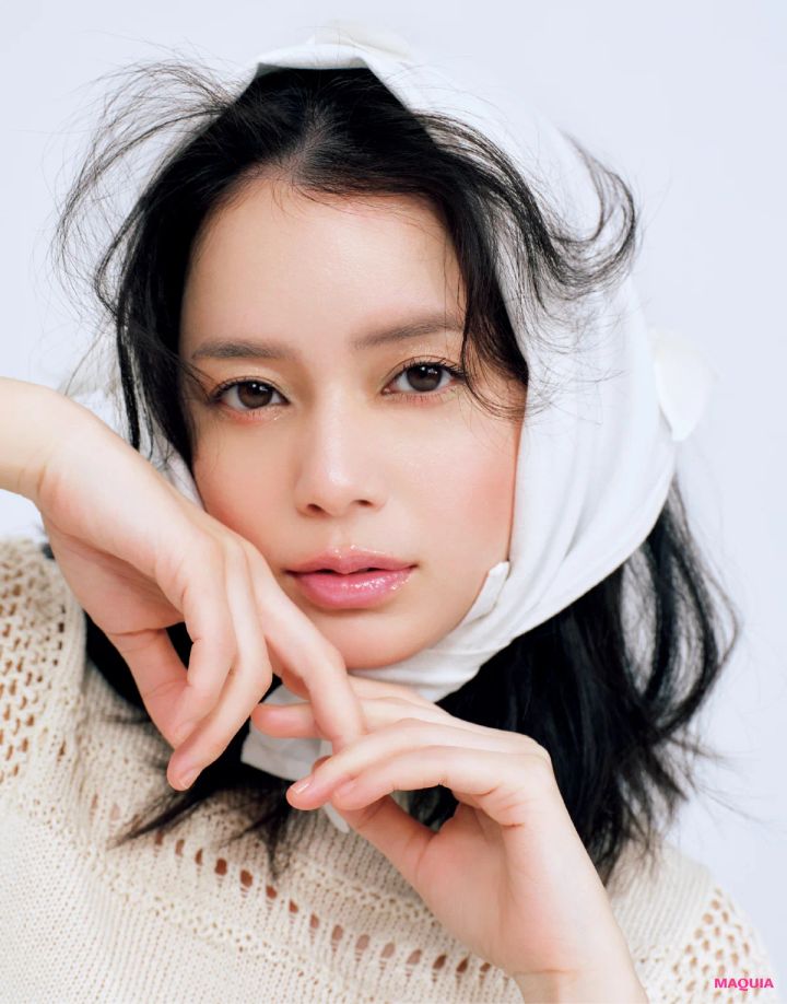 “色を使わない”透明感のまとい方。元ギャルのメイクアップアーティスト・・福岡玲衣さんに学ぶ、盛れるニュアンスメイク