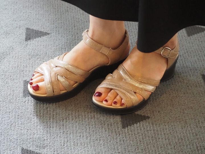 アカイシのサンダル