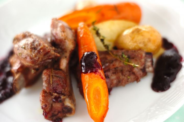 豚のスペアリブ・ブルーベリーソース