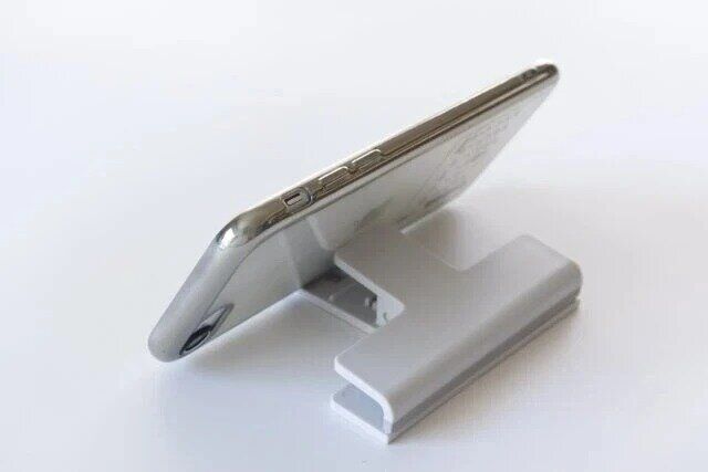 セリア スマホが立てられるスタンドクリップ ワイド スマホスタンド 使用例