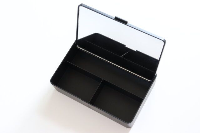 ダイソー 収納ケース付ミラー 鏡付き