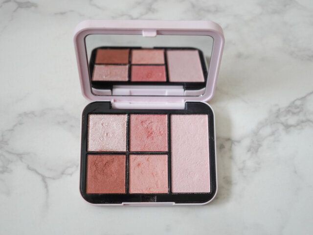 アイシャドウは、SNIDEL BEAUTY「フェイス スタイリストn」