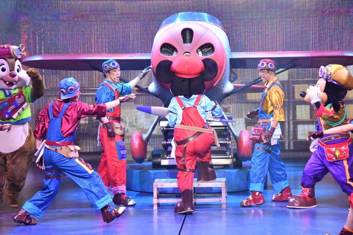 ミッキーがプロベラを取り付けて、飛行機が完成！