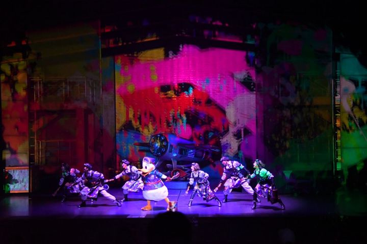 ドナルドやダンサーの持つ刷毛の動きにあわせて、映像も変化していく