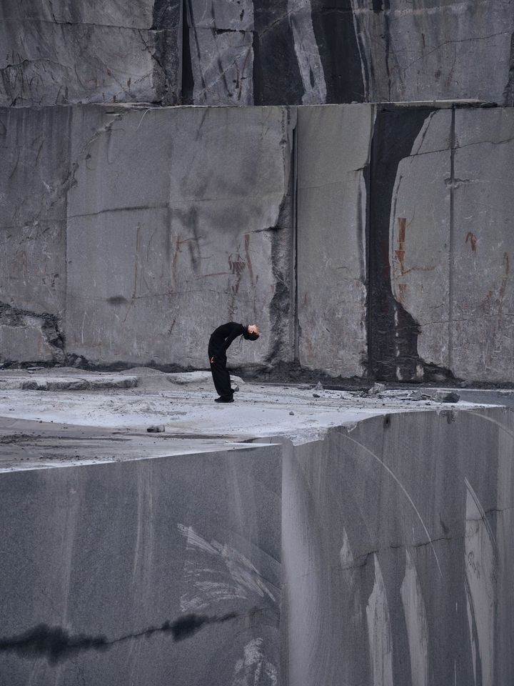 使用されたラルビカイトは、すべてノルウェーのルンド社の採石場（写真）から直接選定された