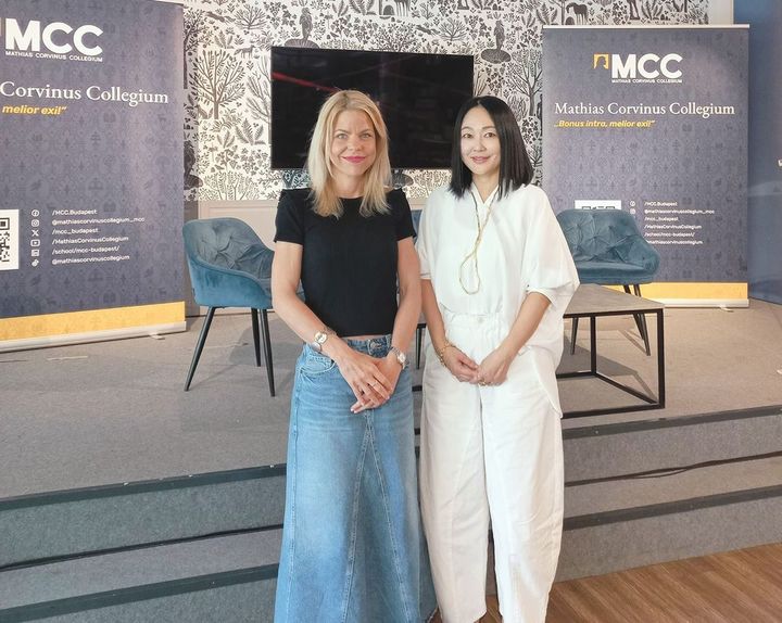 ハンガリー・ブダペストにあるMCCにて、若者研究所のキシュ＝コジマ・ジョルジナ博士と筆者。MCC（マティアス・コルビヌス・コレギウム）は未来のハンガリーを牽引する若者を育てる教育・研究機関。