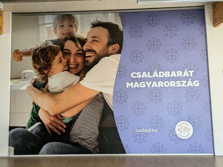 ブダペストの空港に足を踏み入れるとまず目につくのは「ハンガリーはファミリー・フレンドリーです」というポスターの数々。「ファミリー・フレンドリー」を国の方針としていることがうかがえる。