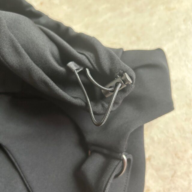 裾にシルエットを変えられるアジャスターコード付き