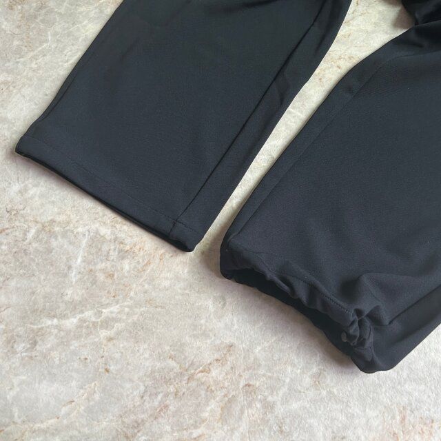 右がコードを絞って調節した後の状態