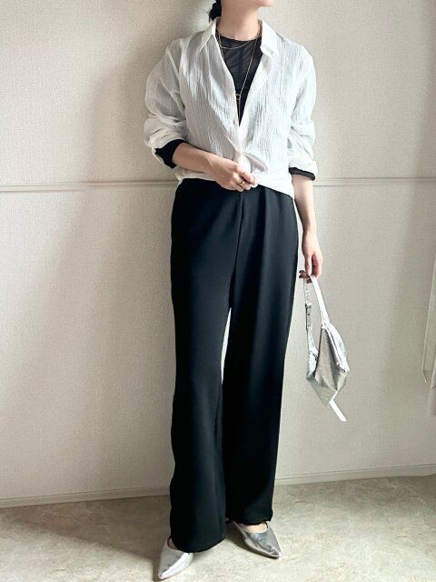 style①シャツを重ねて、きちんと感と動きやすさを両立