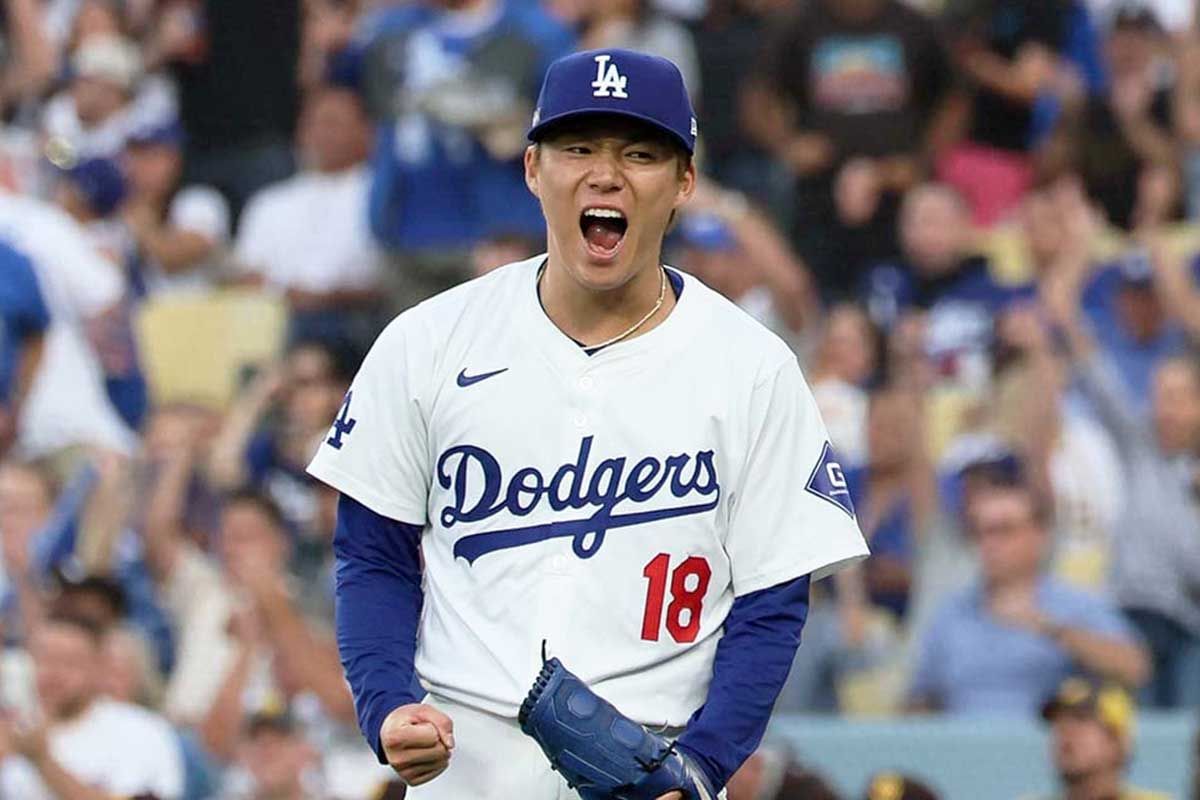 MLB】夏らしくホワイト基調……山本由伸のファッションは「細部に