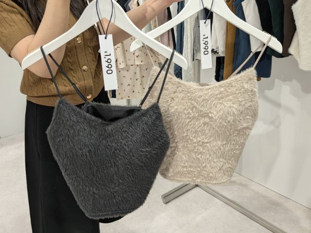 グレーとアイボリーのファー素材のキャミソール