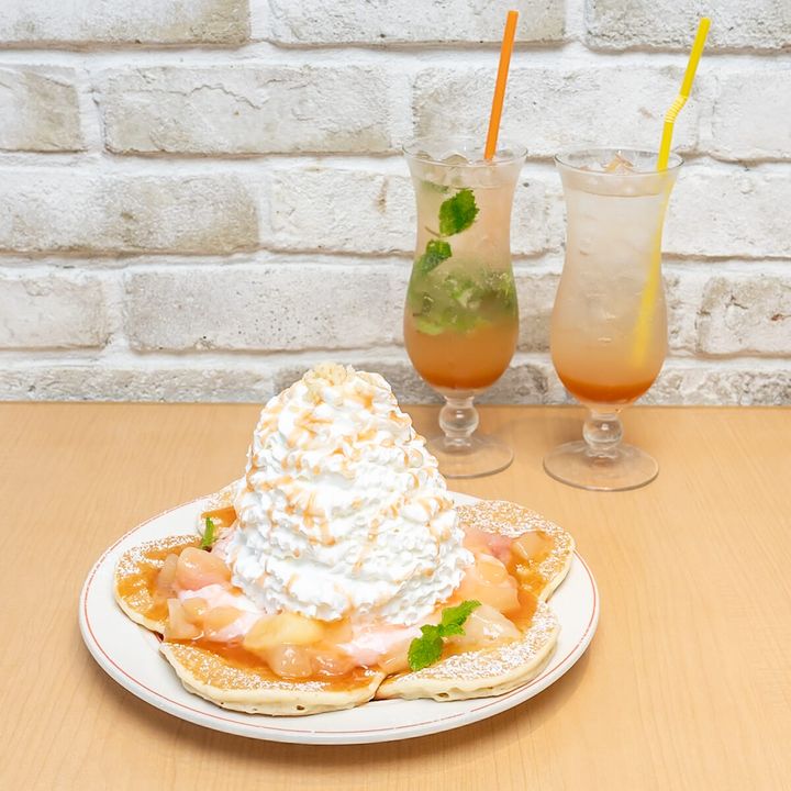 Eggs ’n Things「白桃のパンケーキ／塩レモンのグリルドチキンサラダ／ピーチスカッシュ／ピーチミントスカッシュ」2