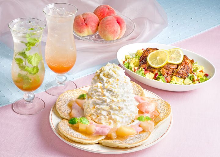 Eggs ’n Things「白桃のパンケーキ／塩レモンのグリルドチキンサラダ」