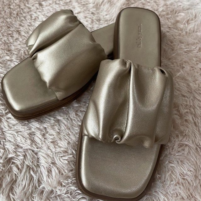 しまむら「ギャザーサンダル」