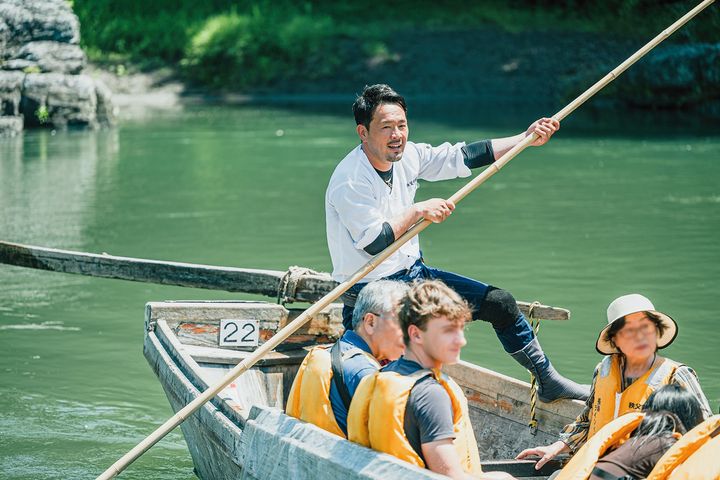長瀞ラインくだりでは、船尾にも舵をとる人がいて、風景や生き物など見どころもガイドしてくれる。