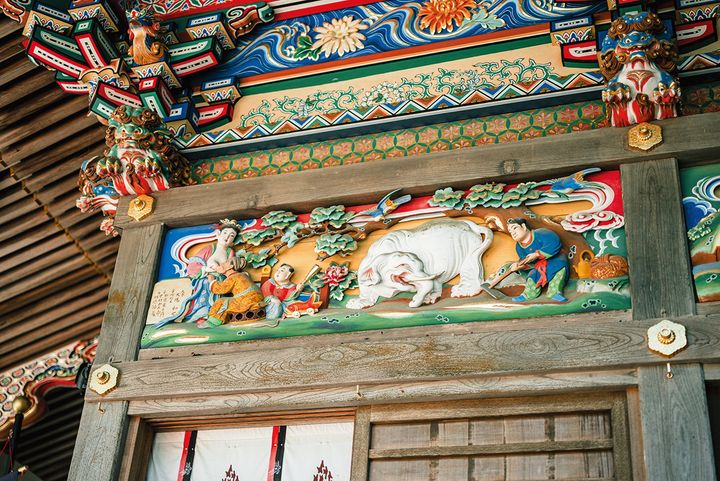 寳登山（ほどさん）神社のご鎮座1900年を奉祝した大改修で彩りを取り戻した社殿。