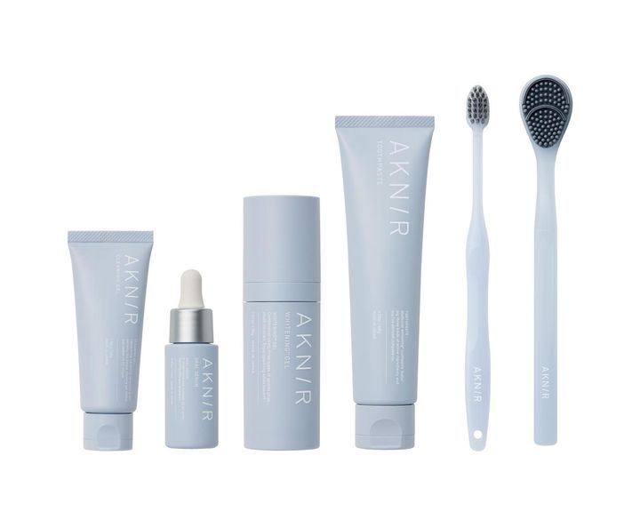 画像: （左から）クリーニングジェル 45g ¥2,640、オーラルセラム 17mL ¥4,400、スペシャルカラージェル 30g ¥4,400、デンタルペースト100g ¥2,970、トゥースブラシ ￥550、タンクリーナー￥550／すべてAKNIR 出典元：aknir.jp