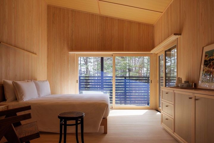 全8室のスーペリアルーム。室内は天井から床まで、備え付けの家具もすべてヒノキ造り。Photo_ Kenichi Suzuki