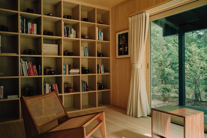 1階にリビングルームとテラス、2階にベッドルームとバスルームを備える「キャビンヴィラ」。Photo_ Kazumasa Harada