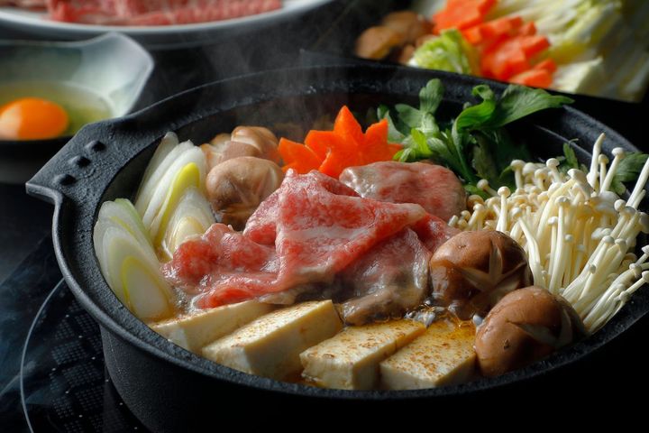 関東風ながら甘さを控えめにして、上質な牛肉の旨味が堪能できる「檜」のすき焼きディナー。