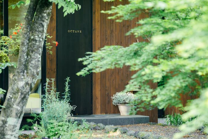 オーナーが日本滞在時のみオープンするエスタミネ「Octave」を併設する。