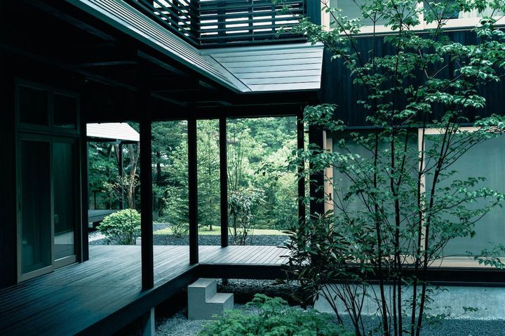 中庭を挟んで縁側や回廊でゆるやかにつながるパビリオンは、それぞれが独立した家でもあり、集合住宅のようでもある。Photo_ Kazumasa Harada