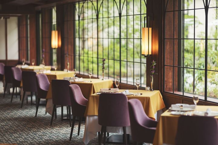 メインダイニングルームの中庭に面した席は、明るい光に満ちた特等席。豊かな自然を眺めながらランチがいただける。