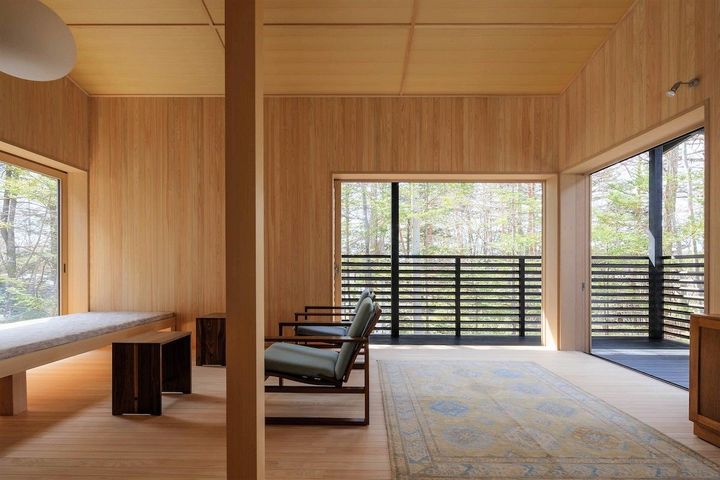 各棟のテラスは四季折々の森林の風景を見渡すように設計。Photo_ Kenichi Suzuki