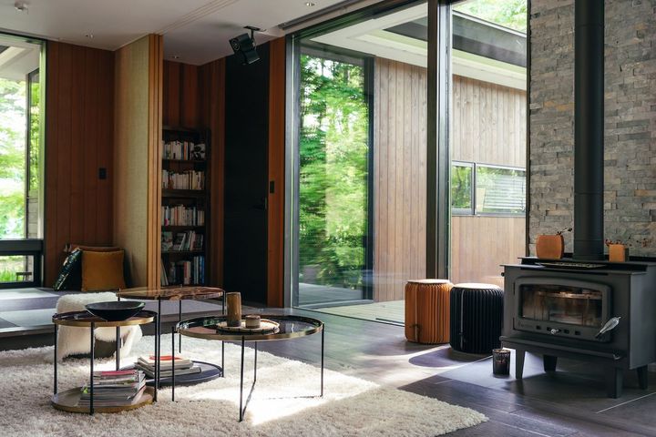 広々としたリビングは、クラシックのアーティストによるサロンコンサート、有名予備校講師による学びの場「寺子屋」などの会場にもなる。