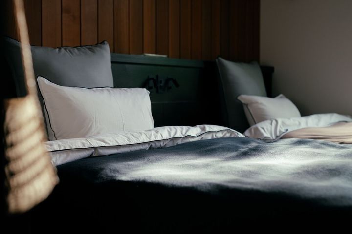 ベッドリネンのセレクションひとつ取り上げてもオーナーのセンスが感じられる。