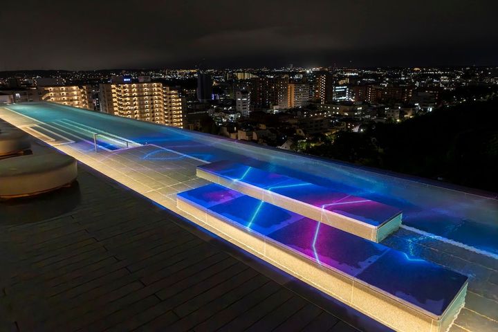 30分おきにショーアップされたコンテンツが流れ、水面を彩るプロジェクションマッピング。